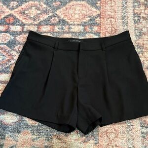 Banana republic pleated drapey shorts size4
